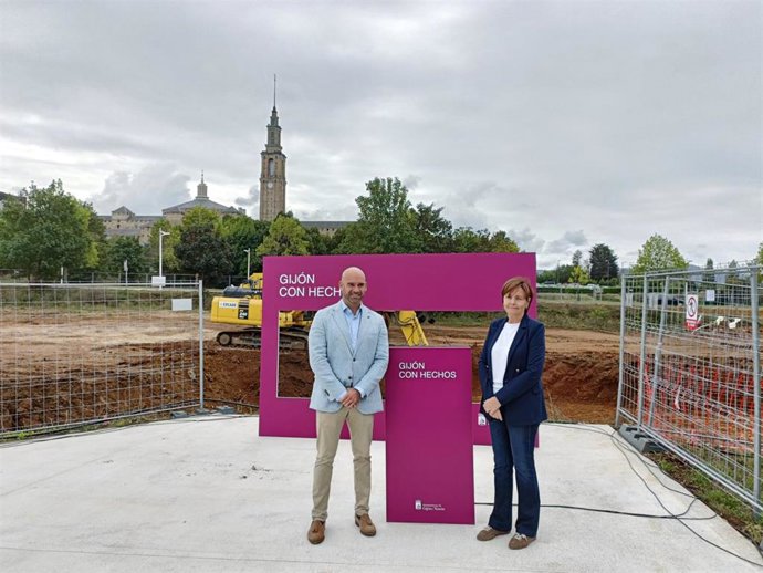 La alcaldesa de Gijón, Carmen Moriyón, junto al edil de Urbanismo, Jesús Martínez Salvador, frente a las obras de la futura Universidad Europea en terrenos de ampliación del Parque Científico y Tecnológico 'La Pecuaria'.