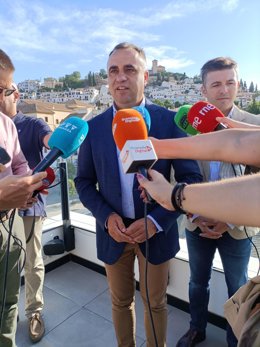 Francis Rodríguez atiende a los medios junto a Jorge Saavedra.