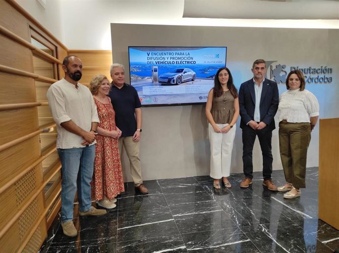 Presentación del V Encuentro para la Difusión y Promoción del Vehículo Eléctrico, que se celebrará en Almodóvar del Río.
