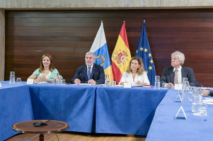 El presidente canario, Fernando Clavijo, junto a la consejera de Administraciones Públicas, Justicia y Seguridad, Nieves Lady Barreto; el secretario general de la Presidencia, Ceferino Marrero, y por el Parlamento de Canarias, su presidenta, Astrid Pérez