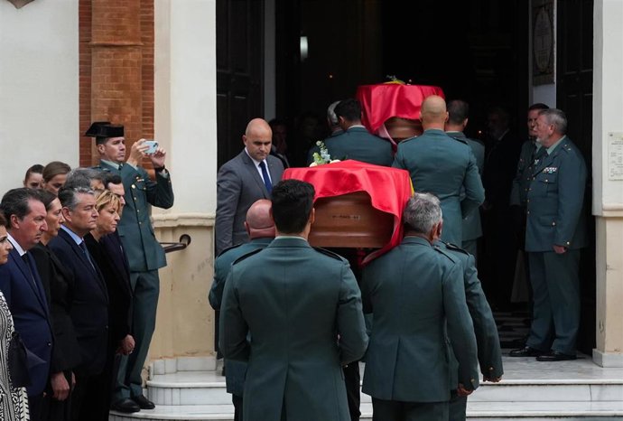 Archivo - Los féretros de los dos agentes fallecidos en el funeral celebrado en la Parroquia de la Purísima Concepción de la capital onubense. 