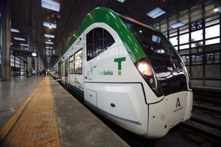 Un tren del Trambahia en la estación de Cádiz.