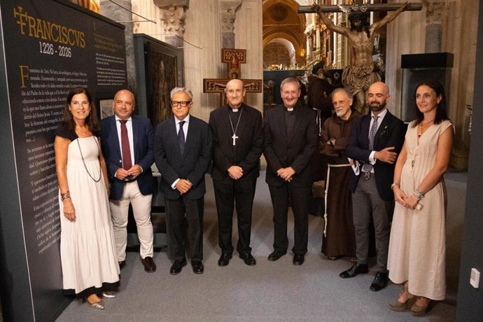 Autoridades en la inauguración en la Mezquita-Catedral de la exposición conmemorativa enmarcada en los actos del VIII Centenario del Tránsito de San Francisco de Asís (1226-2026).