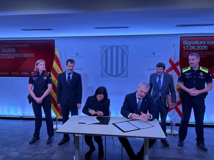 Collboni y Parlon formalizan el nuevo convenio de colaboración entre Mossos d'Esquadra y Guàrdia Urbana