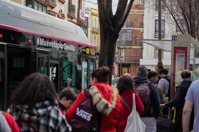 Archivo - Un grupo de viajeros hace cola en una parada de autobús de Tussam, en foto de archivo como imagen de recurso 