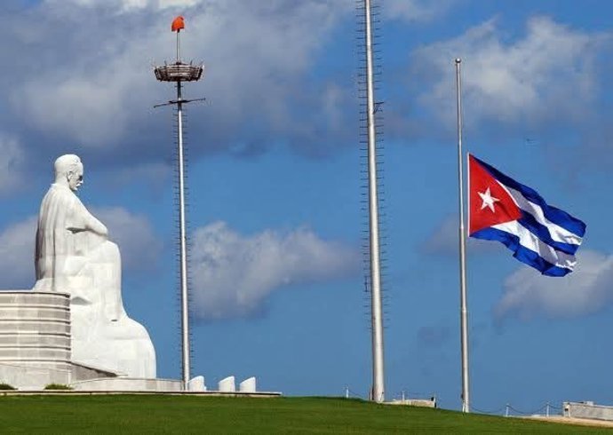 Archivo - Arquivo - Uma bandeira cubana está hasteada a meio mastro em frente ao Monumento a José Martí, na Praça da Revolução, em Havana, Cuba