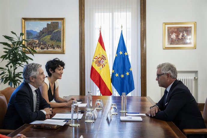 Los ministros del Interior, Fernando Grande-Marlaska, y de Migraciones, Elma Saiz, abordan la crisis de Ceuta con el comisario europeo de Asuntos de Interior y Migración, Magnus Brunner