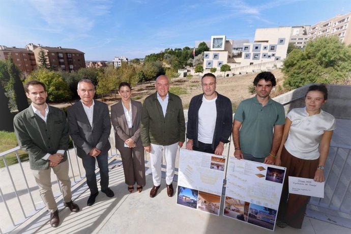 El equipo de Gobierno liderado por el alcalde de Valladolid, Jesús Julio Carnero, junto a los representantes del Estudio Pereira-Royo que ha realizado el proyecto del Espacio Joven de Parquesol.