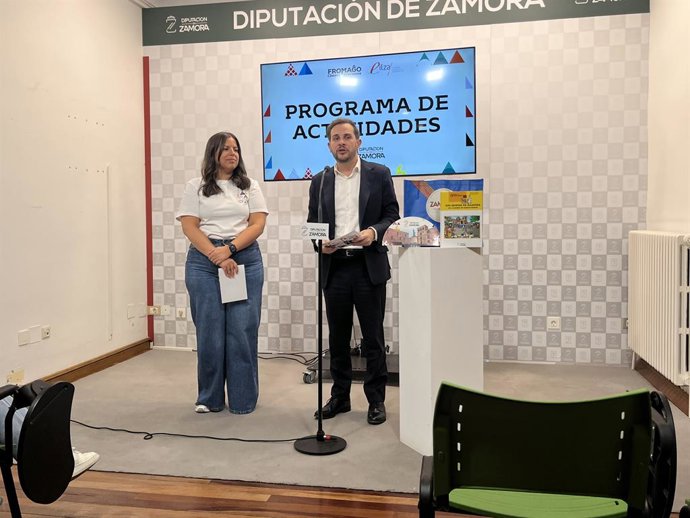 Sara Fregenera y Víctor de la Parte durante la presentación de Fromago.