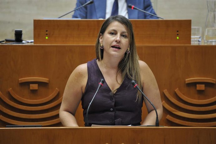 La consejera de Educación y Formación Profesional, Sandra Valencia, en el pleno de la Asamblea
