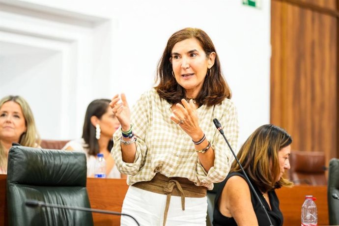 La consejera de Empleo, Rocío Blanco, en el pleno del Parlamento de Andalucía del 17 de septiembre de 2026.