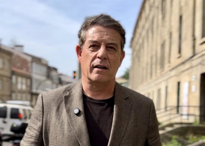 Archivo - El secretario xeral del PSdeG, José Ramón Gomez Besteiro, ante la Escola de Arte Superior de Deseño Mestre Mateo