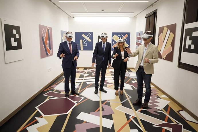 El presidente de la Fundación Unicaja, José M. Domínguez, y la alcaldesa de Granada, Marifrán Carazo, han presentado la sede de la entidad en el histórico edificio Rey Soler.