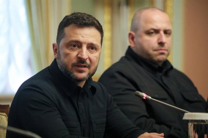 6 de setembro de 2026, Kiev, Ucrânia: O presidente da Ucrânia, Volodymyr Zelenskyy (à esquerda), e o chefe do Serviço de Inteligência Externa da Ucrânia, Rustem Umerov, participam de conversações com os enviados especiais do presidente dos EUA, Steve Witk