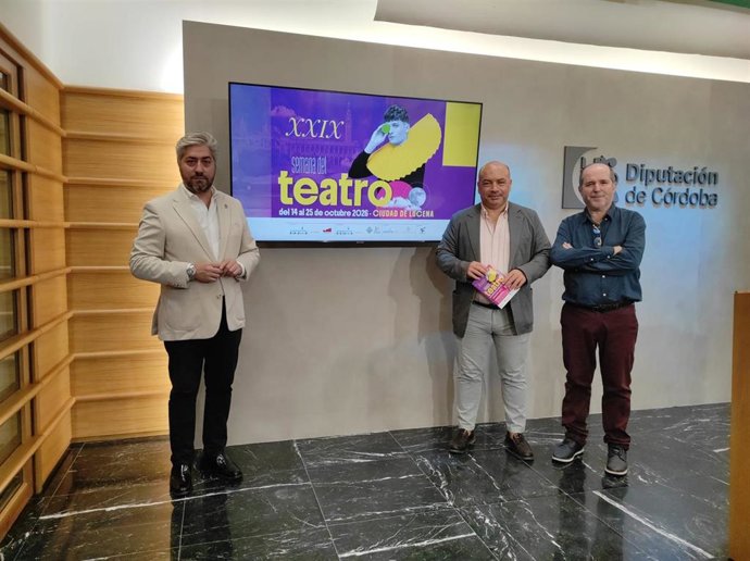 El delegado de Cultura de la Diputación de Córdoba, Gabriel Duque (centro), en la presentación de la XXIX Semana del Teatro Ciudad de Lucena.