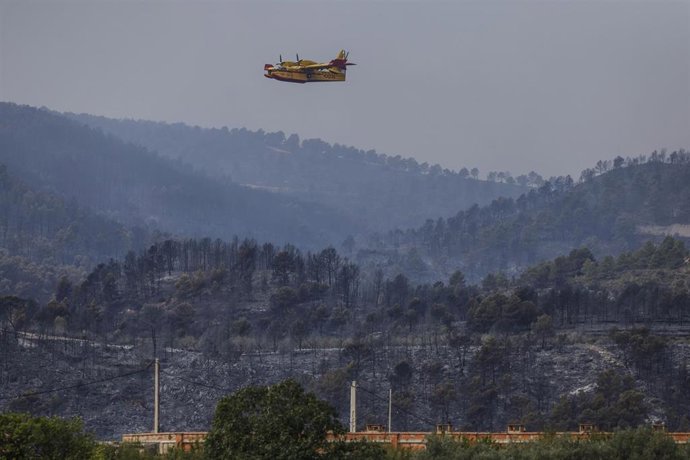 Un avión trabaja en las labores de extinción del incendio forestal, a 16 de septiembre de 2026, en Tuéjar, Valencia, Comunidad Valenciana (España)