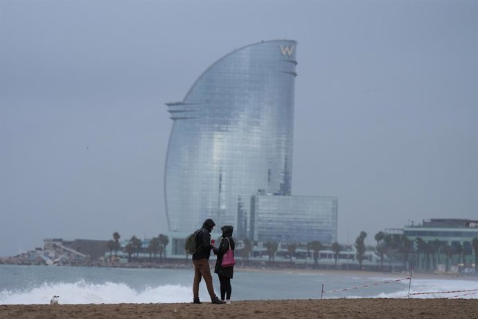 Archivo - La platja de la Barceloneta durant el temporal