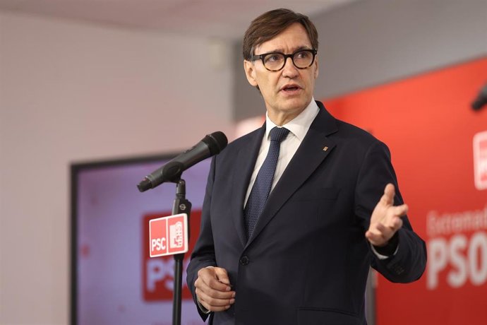 El presidente de la Generalitat de Cataluña, Salvador Illa, durante una rueda de prensa tras una reunión, en la sede del PSOE de Extremadura, a 17 de septiembre de 2026, en Mérida, Badajoz, Extremadura (España).