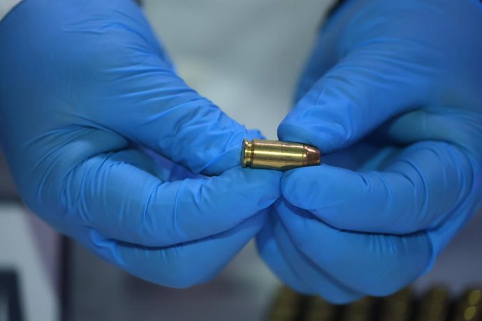 Santiago, 14 de agosto 2025. El subjefe de la Bicrim Renca junto al fiscal, jefe Fiscalia Local Santiago Norte, entregan detalles de la, Operacion Sastre, un proceso investigativo que permitio desarticular un punto de acopio de armas de alto calibre en