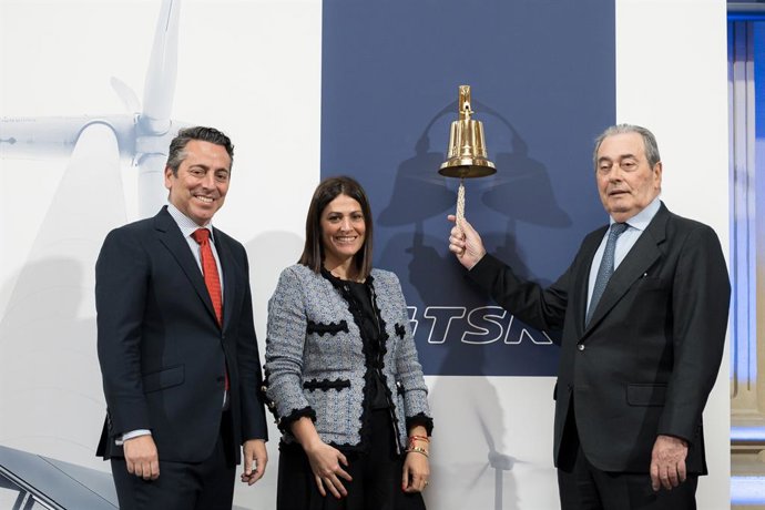 Archivo - (i-d) El CEO de TSK, Joaquín García, la vicepresidenta de TSK, Beatriz García, y el presidente y fundador de TSK, Sabino García, durante el encuentro previo a la salida a bolsa de TSK, en el Palacio de la Bolsa de Madrid, a 13 de mayo de 2026, e