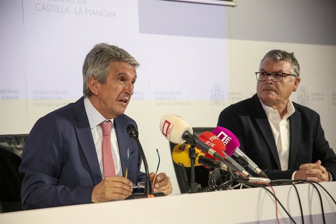 El delegado del Gobierno en Castilla-La Mancha, José Pablo Sabrido, junto al delegado de Aemet en la región, Luis María Bañón, en rueda de prensa.