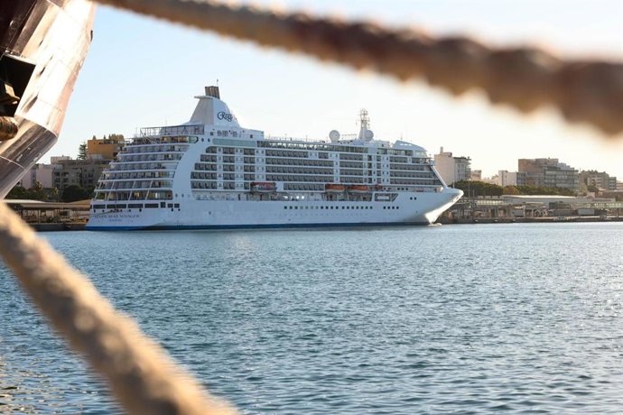Archivo - Un crucerto atracado en el Puerto de Almería.