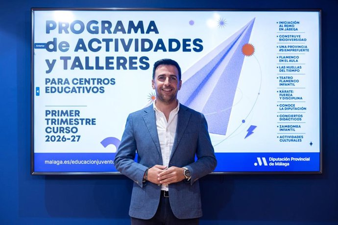 El diputado de Educación, José Santaolalla, en la rueda de prensa del programa de actividades y talleres educativos,