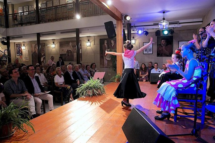 Una niña baila una bulería de Jerez en el acto para iniciar el procedimiento para su catalogación como BIC