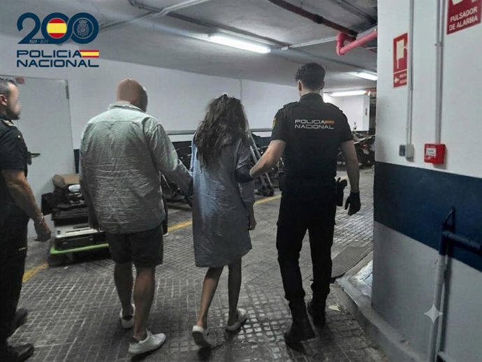 Los agentes de la Policía Nacional detiene a una persona implicada en el supuesto secuestro.