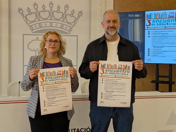La presidenta de la Asociación de Bibliotecarios Municipales de Aragón (Abimar), Patricia Perfecto, y el diputado delegado de Archivos y Bibliotecas de la DPZ, José Manuel Latorre.