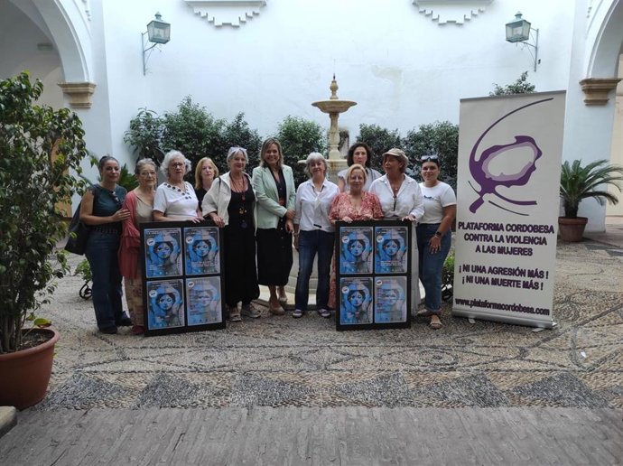 La delegada de Igualdad de la Diputación, Auxiliadora Moreno, junto a representantes de la Plataforma contra la Violencia a las Mujeres.