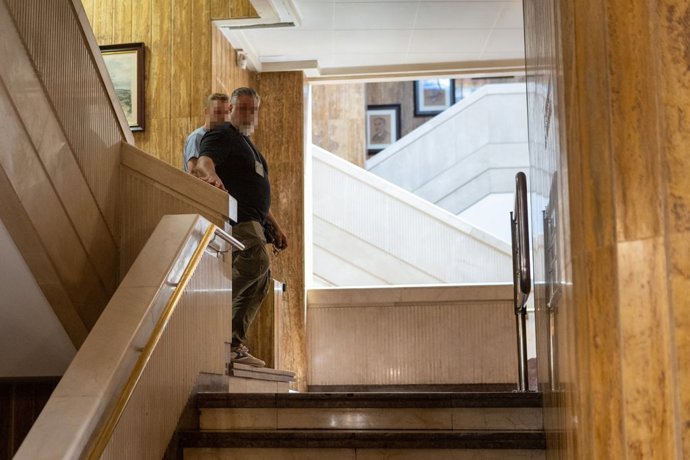 Dos agentes salen del Ayuntamiento de Soria, a 23 de junio de 2026, en Soria, Castilla y León (España).