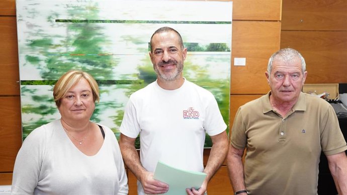 La concejala de Festejos, Ana Rosa Nosti; el alcalde de Siero, Ángel García 'Cepi' y el concejal de Hacienda, Raimundo Díaz.