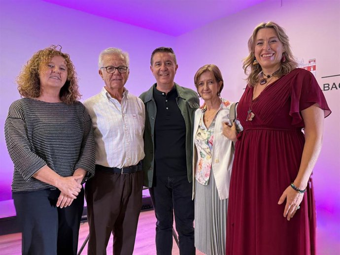 El presidente provincial ha saludado, junto a la diputada de ATM a los miembros de AMUNI y a la poeta ganadora del  IV Certamen Nacional Munipoesía.