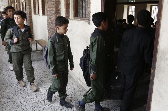 Archivo - Un grupo de niños entra a una escuela en la capital de Yemen, Saná, en junio de 2026 (archivo)
