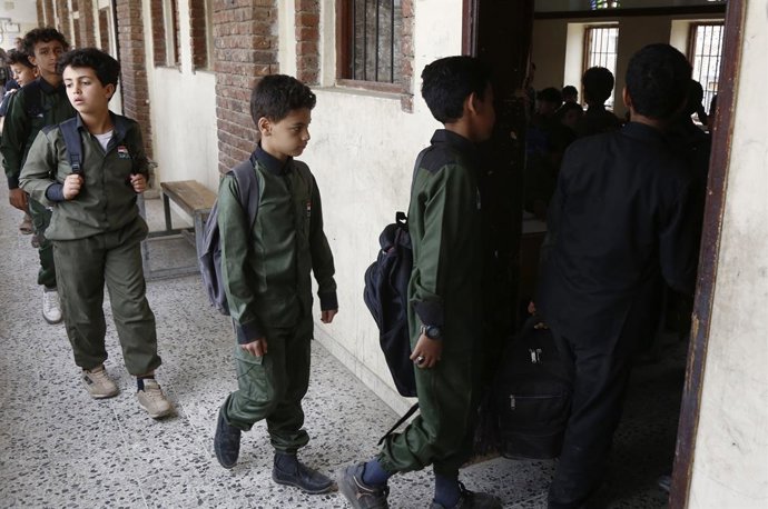 Archivo - Arquivo - SANAA, 22 de junho de 2026  -- Alunos entram em uma sala de aula após o início do novo ano letivo em Sanaa, no Iêmen, em 21 de junho de 2026.