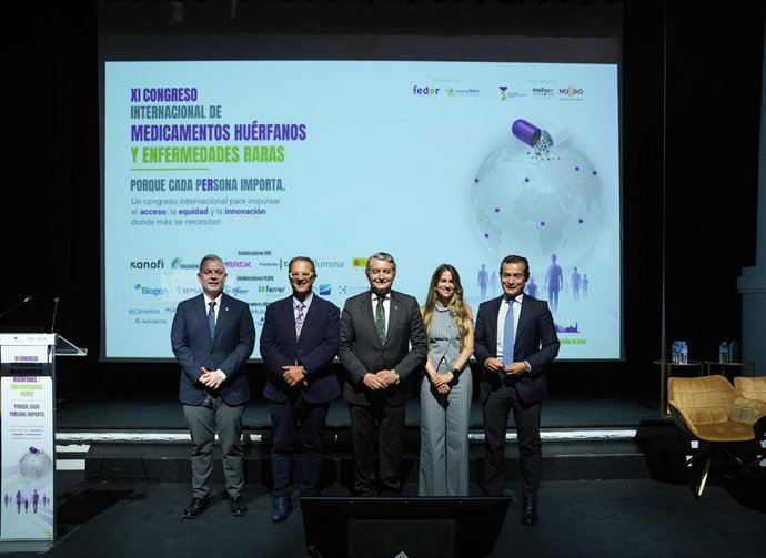 El vicepresidente primero de la Junta y consejero de Presidencia, Sanidad y Emergencias, Antonio Sanz (c), asiste al XI Congreso Internacional de Medicamentos Huérfanos y Enfermedades Raras. A 17 de septiembre de 2026 en Sevilla (Andalucía, España).