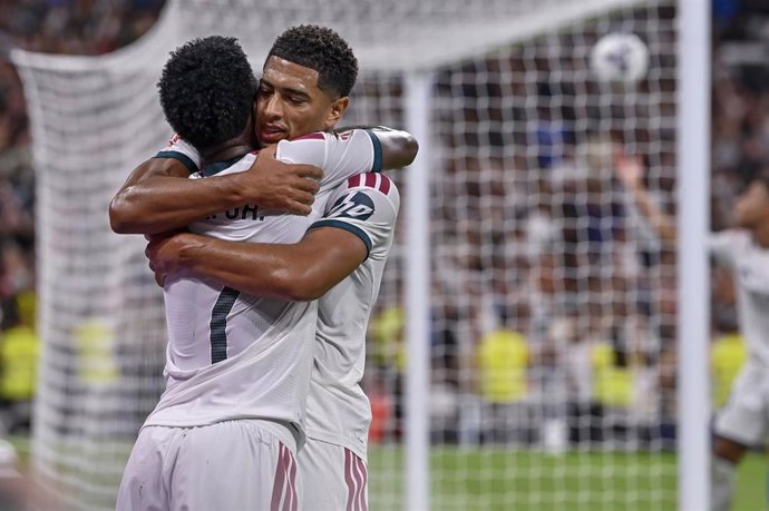 Los jugadores del Real Madrid CF Vinícius Júnior y Jude Bellingham se abrazan después de un gol ante el Rayo Vallecano en el encuentro de LaLiga EA Sports 2026-27 en el Santiago Bernabéu.