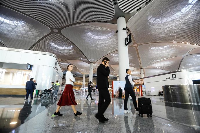 Archivo -  Turkey, Istanbul: People walk in the new Istanbul International Airport.