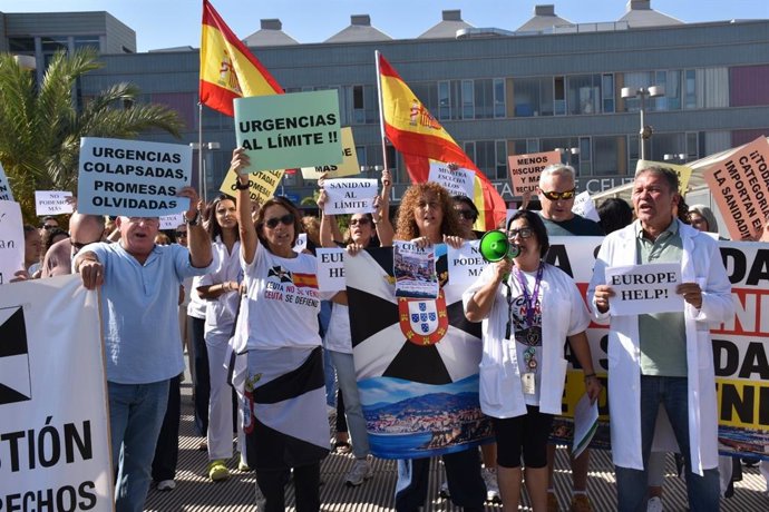 Sanitarios y pacientes piden la dimisión de Mónica García ante el colapso asistencial de Ceuta.