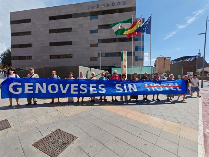 Miembros de la plataforma 'Genoveses sin hotel' y de asociaciones ecologistas se concentran frente a la Ciudad de la Justicia.