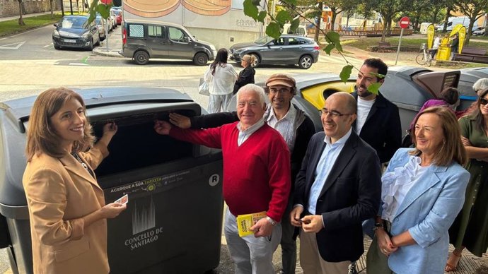 Santiago activa un sistema de apertura con tarjeta en 55 contenedores de resto para mejorar la separación de residuos