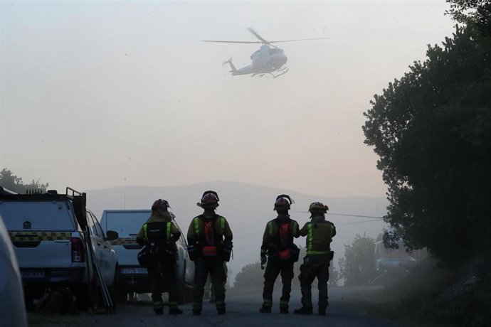 Varios bomberos forestales colaboran en las labores de extinción de un incendio forestal, a 16 de septiembre de 2026, en Quiroga, Lugo, Galicia (España). El fuego, que ha arrasado ya 250 hectáreas, se inició a las 15.30 horas del pasado martes 15 de septi