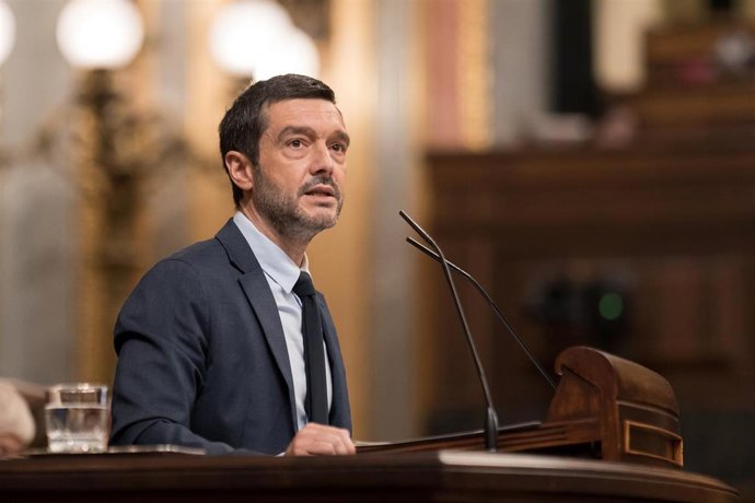 El ministro de Derechos Sociales, Consumo y Agenda 2030, Pablo Bustinduy, durante una sesión plenaria, en el Congreso de los Diputados, a 16 de septiembre de 2026, en Madrid (España).