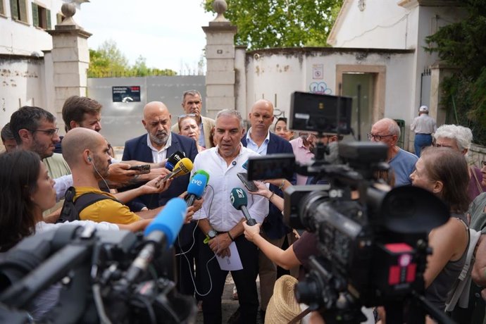 El vicesecretario de Política Autonómica y Municipal del PP, Elías Bendodo, y el alcalde de Palma, Jaime Martínez, atienden a los medios en su visita a Son Busquets.