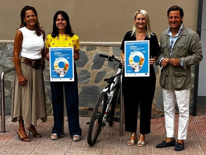Presentación de nuevos aparcamientos para bicicletas y patinetes en centros educativos de Almería.
