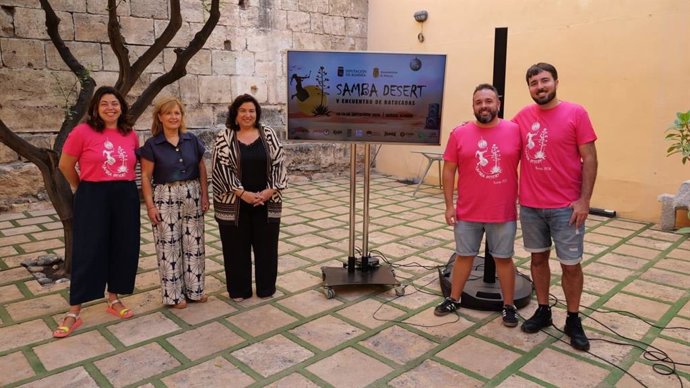 Presentación de la V edición del Encuentro Internacional de Batucadas 'Samba Desert' en el Patio del Mandarino de Almería.