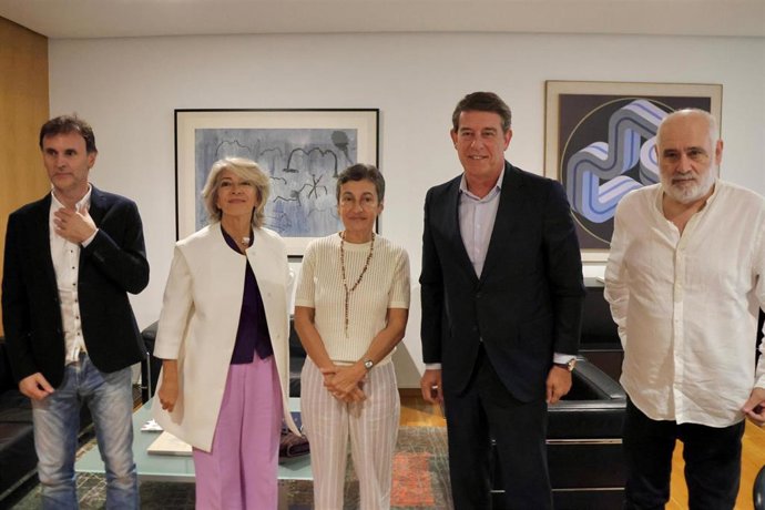 El secretario xeral del PSdeG, José Ramón Gómez Besteiro, se reúne con la presidenta del Consello da Cultura Galega (CCG), Dolores Vilavedra