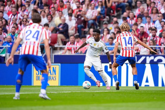 Archivo - Arquivo - Vinicius Júnior, do Real Madrid CF, em ação durante partida da Liga Espanhola, LaLiga EA Sports, disputada entre o Atlético de Madrid e o Real Madrid no estádio Riyadh Air Metropolitano, em 27 de setembro de 2025, em Madri, Espanha.