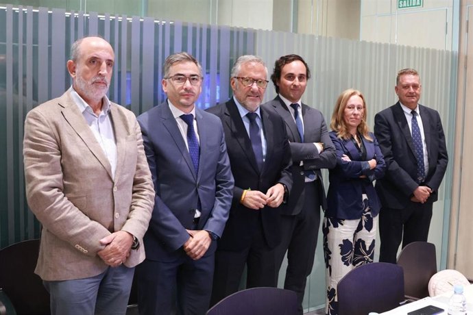Pollán con los responsables de Inetum, con quienes se ha reunido este jueves.